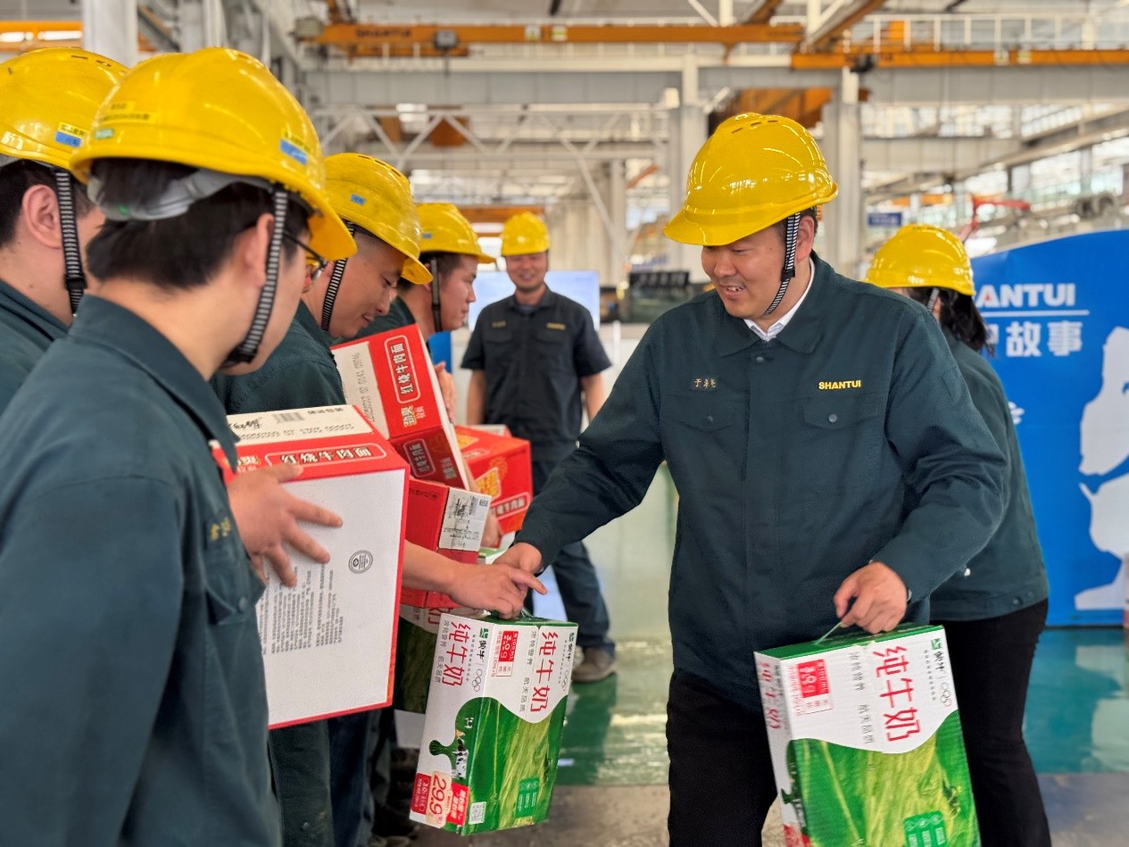 山重建機公司工會慰問一線大干職工